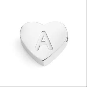 Nahaufnahme Detail Edelstahl Herz Anhänger graviert mit Buchstaben A für DIY Schmuck.