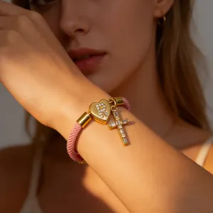 Elegante bracciale in corda rosa con ciondolo cuore dorato e croce di zircone rame.