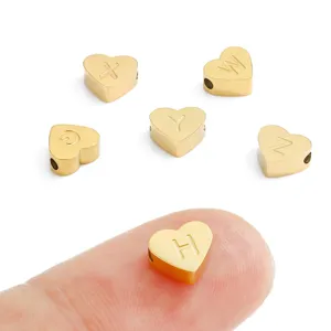 Goldene Edelstahl Herz Buchstabe Perle Detail, ideal für DIY Schmuck und Armbänder.