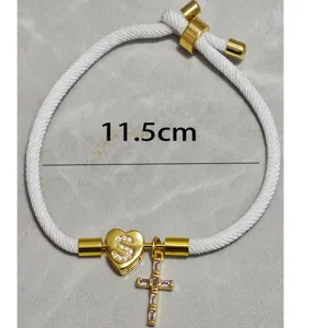 Bracciale in corda bianca con cuore lettera S dorata e croce, misura regolabile 11.5cm moda.