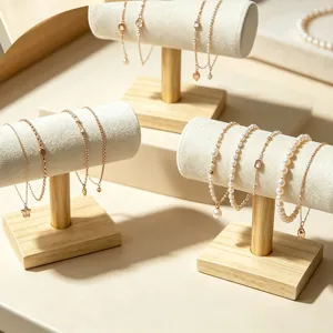 Elegante close-up van vintage houten sieradenhouders met zachte beige fluwelen bekleding