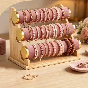 Detailansicht eines dreistufigen Schmuckständers aus Holz mit rosa Samtzylindern