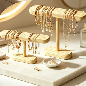 Elegante hölzerne Schmuckständer für Armbänder auf einer weißen Marmoroberfläche.