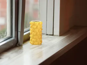 Gelbe Keramik Blasen Vase Detailansicht auf einer Fensterbank mit strukturierter Oberfläche.