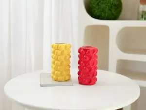 Detailaufnahme kreativer Keramik-Blasenvase in Gelb und Rot, moderne Heimdeko-Präsentation.