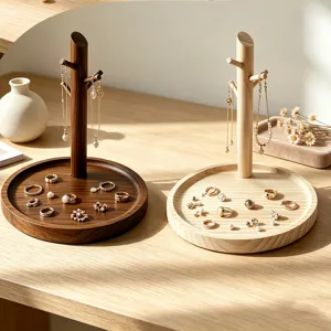 Schmuckständer aus Holz in dunkler und heller Ausführung für Ringe und Ketten