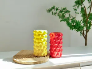 Nahaufnahme des strukturierten Blasen-Keramikvase in leuchtendem Gelb und Rot für moderne Wohnkultur.