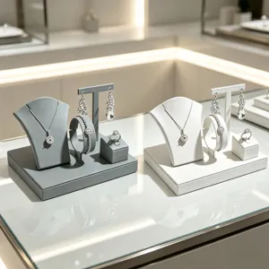 Set espositori per gioielli professionale con busto collana e supporti a T grigio e bianco