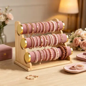 Eleganter 3-stöckiger Schmuckständer aus Holz mit rosa Wildlederrollen für Armbänder und Uhren