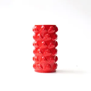 Nahaufnahme der roten Keramikvase mit 3D Erdbeer-Relief für moderne Tisch-Dekoration.