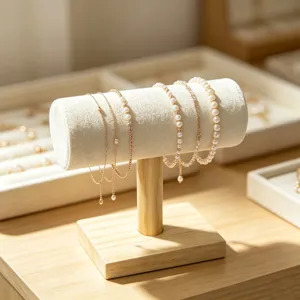 Elegante houten T-bar sieradenhouder met beige fluweel voor armbanden en horloges