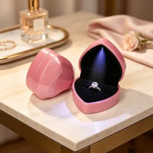 Rosa herzförmige Schmuckschatulle mit LED-Licht für Heiratsanträge und Geschenke
