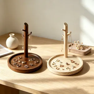 Eleganter Schmuckständer aus Holz in Baumform mit runder Ablage für Ringe und Halsketten