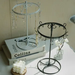 Elegante soporte giratorio de metal para joyas con 15 ganchos para collares y pendientes