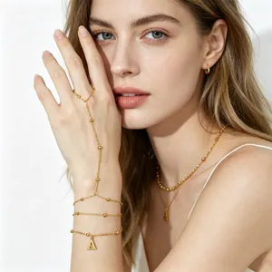 Bracciale mano in acciaio inossidabile lettera A, gioiello dorato multistrato dettaglio.