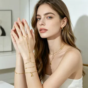 Set di bracciale con anello e collana multistrato in acciaio inossidabile dorato con lettera.