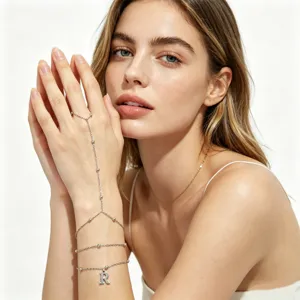 Bracciale da dito in acciaio inossidabile a catena multistrato con ciondolo a lettera per donna.