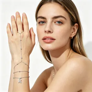 Elegante bracciale schiava con lettera R in acciaio inossidabile e catene di perle da donna.