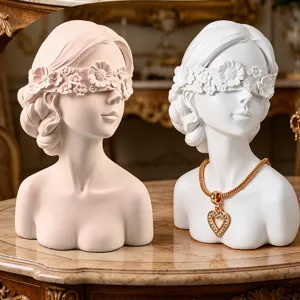 Vista detallada de elegantes bustos expositores de joyas con diseño de venda floral