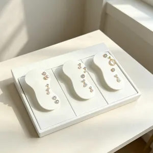 Soporte magnético para pendientes de cuero cepillado blanco para exhibición de joyas