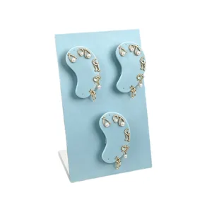 Soporte magnético azul profesional en forma de L para exhibir tres pares de pendientes