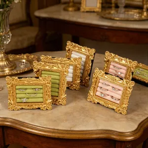 Soporte de resina dorada estilo europeo vintage para anillos en mármol