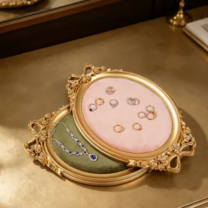Vintage sieradendisplay met strikmotief en fluwelen voering voor ringen en kettingen