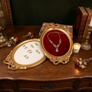Vintage gouden sieradentrays met strik en fluwelen voering voor ringen en kettingen