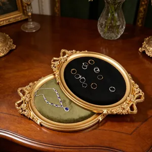 Vintage ovale gouden sieraden display lade met fluwelen voering en een strik detail