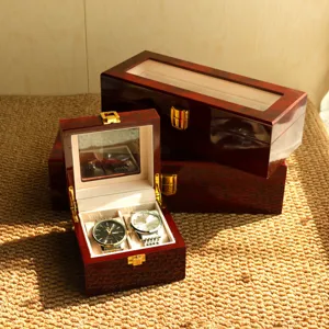 Vista detallada del estuche de madera lacada roja para relojes con terciopelo