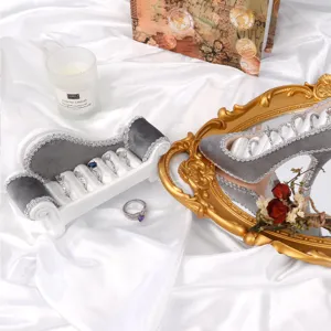 Présentoirs à bagues élégants en velours gris en forme de canapé et escarpin