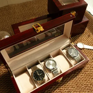 Vista detallada de caja de relojes en madera lacada roja de 5 ranuras con forro suave