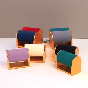 Vista dettagliata dei supporti per orologi in velluto in vari colori con base oro
