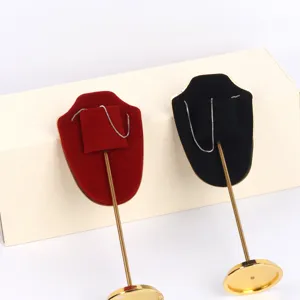 Soportes de terciopelo rojo y negro para collares con postes y bases de metal dorado