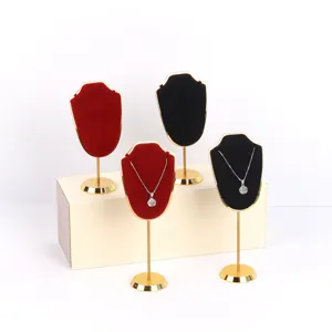 Elegantes expositores de collares de terciopelo rojo y negro con base de metal oro