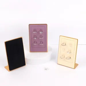 Elegante metalen L-vormige sieradenhouders in zwart, paars en champagne voor ringen display.