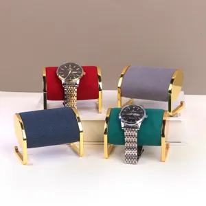 Elegante fluwelen horlogestandaard met goudmetalen frame verkrijgbaar in vier kleuren