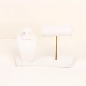 Elegantes Schmuckdisplay-Set aus cremefarbenem Samt mit Halskettenbüste und Armbandständer