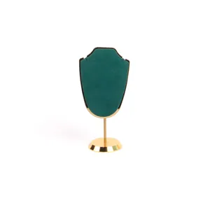 Elegante soporte para collares de terciopelo verde esmeralda con base de metal dorado