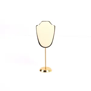 Elegante soporte de joyería en metal dorado con exhibidor de collar de terciopelo
