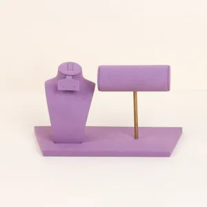 Professionelles Schmuckständer-Set aus lila Samt mit Halskettenbüste und Halter.