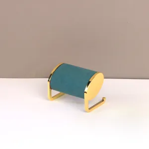 Detail van gouden metalen sieradenstandaard met fluweel voor armbanden