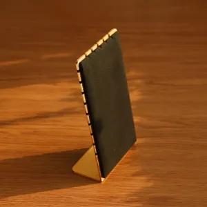 Detailansicht des Schmuckständers aus schwarzem Samt mit elegantem Goldmetallrahmen