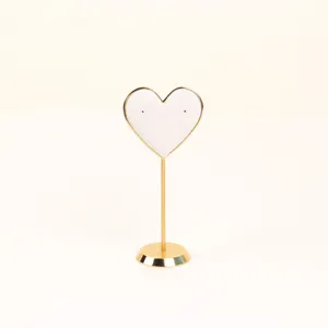 Elegante hartvormige gouden metalen oorbeldisplaystandaard met witte microvezelafwerking