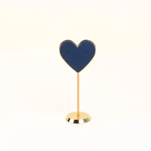 Elegante goudmetalen hartvormige oorbeldisplaystandaard met blauwe microvezelkern