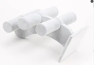 Detailweergave van een 3-laags grijs fluwelen sieradenstandaard voor armbanden