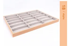 Detailansicht eines 18-Slot Holz-Brillen-Displays mit grauem Samtfutter für Optiker.