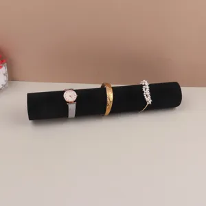 Elegante zwarte fluwelen cilinder armband en horloge sieraden display