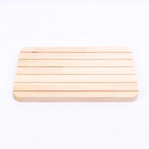 Vista dettagliata di un vassoio per gioielli in legno massiccio con diverse scanalature