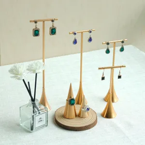 Set di espositori per gioielli in metallo dorato per orecchini e anelli di classe.
